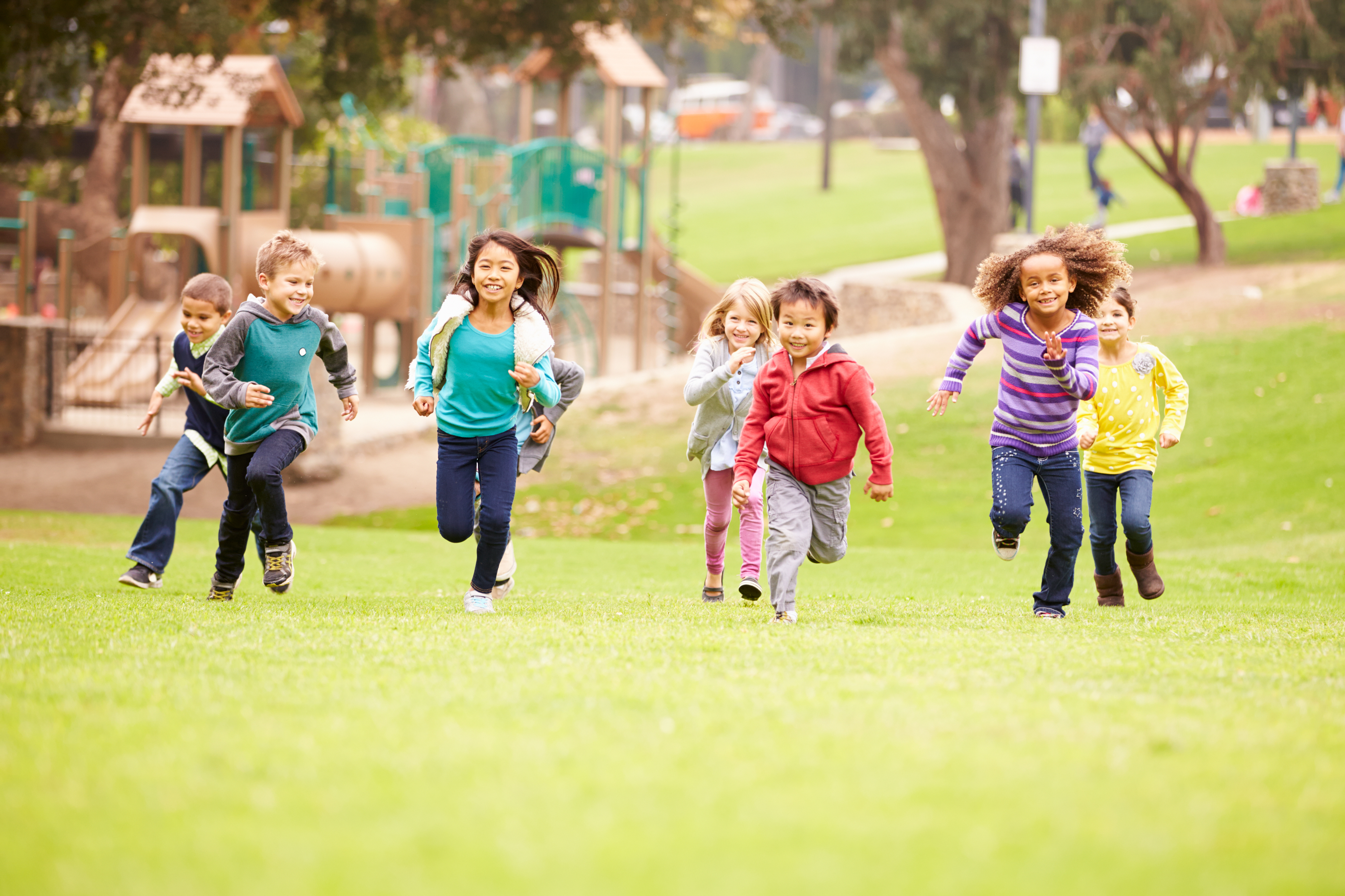 Play natural. Дети в парке. Счастливый ребенок. Радостные дети. Дети бегут.